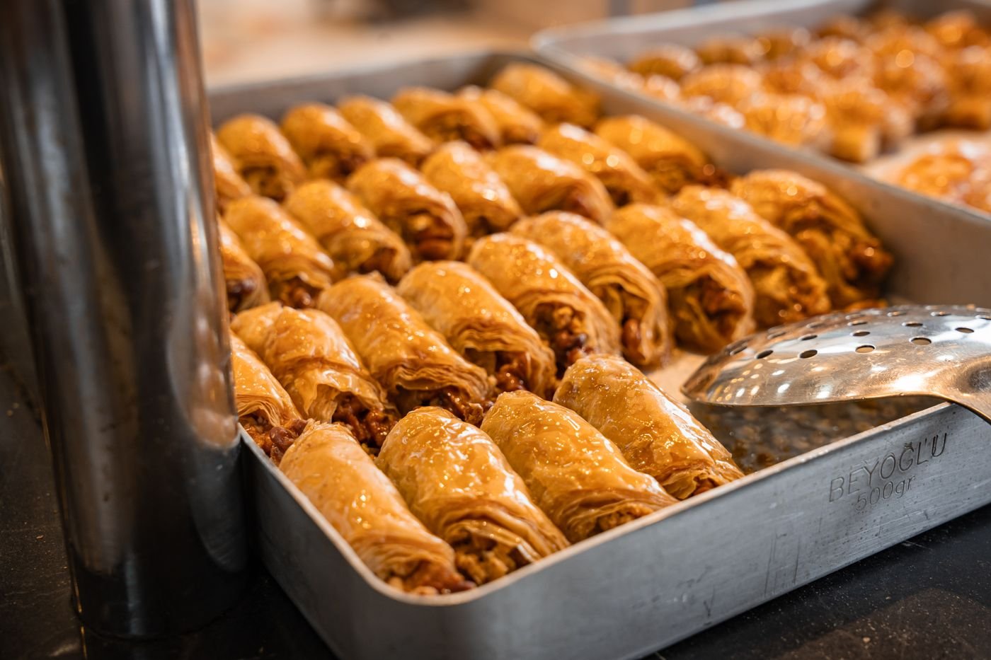 Schaal vers gebakken baklava met goudbruine, knapperige laagjes