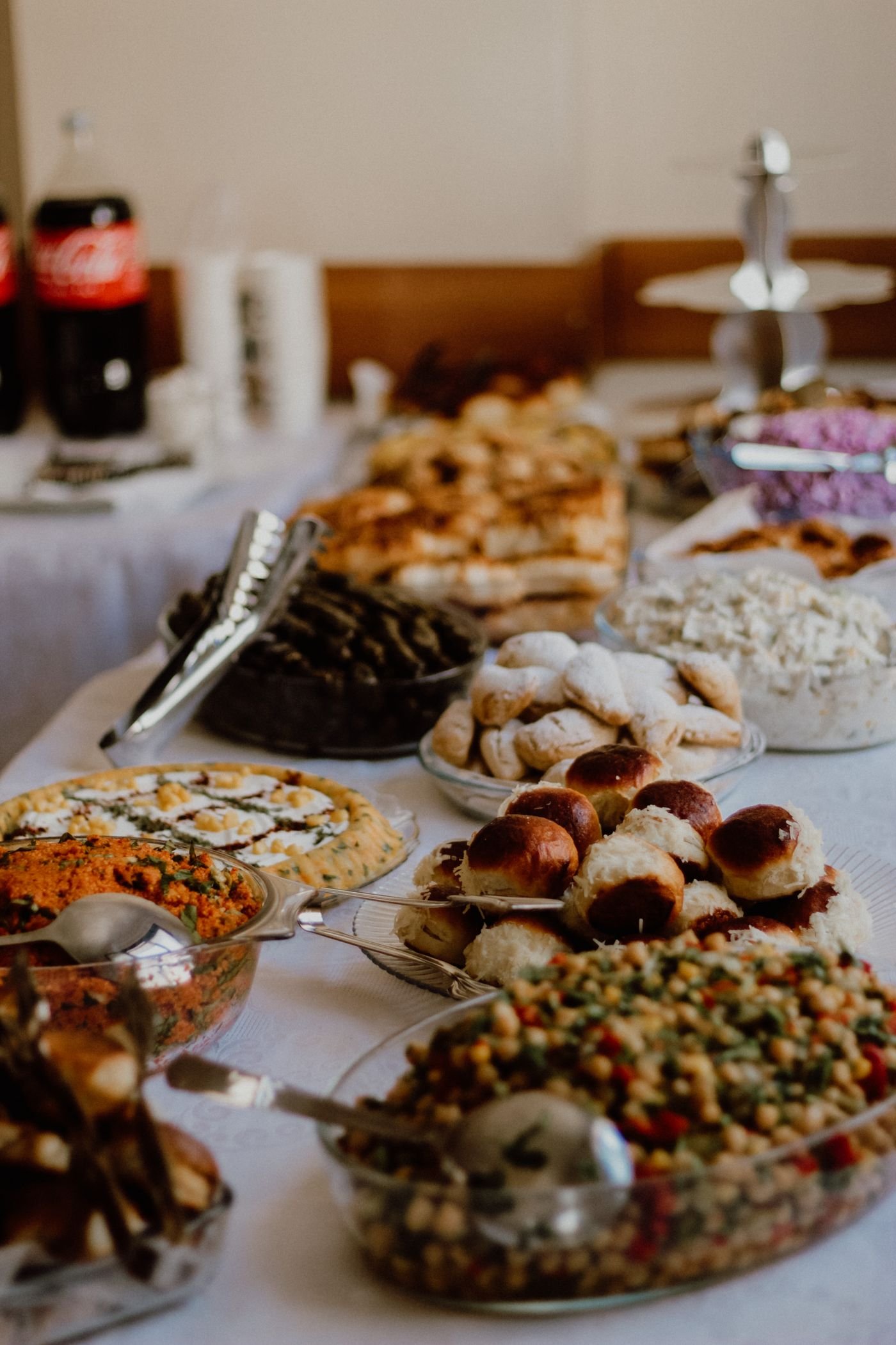 Feestelijk gedekte tafel met Turkse gerechten, hartige pasteitjes en salades