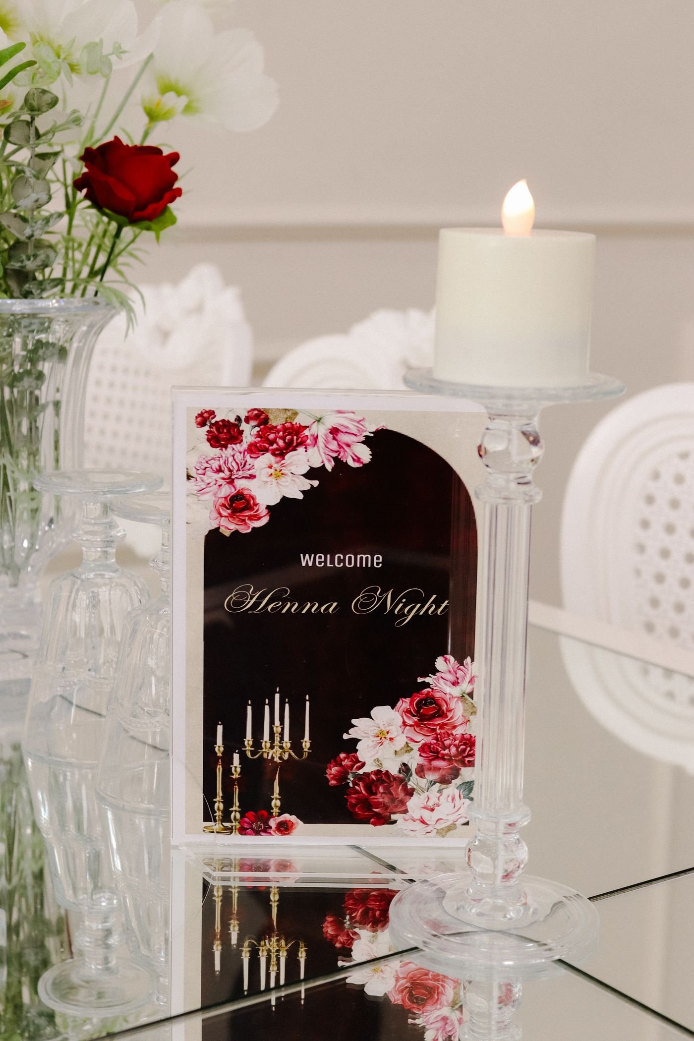 Gedekte welkomsttafel met kaarsen en bloemen voor een henna avond